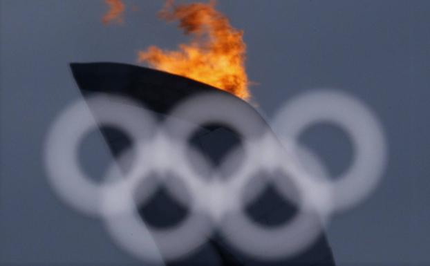 La llama olímpica, reflejada en un cristal con los anillos olímpicos, durante los Juegos de Sochi 2014. 