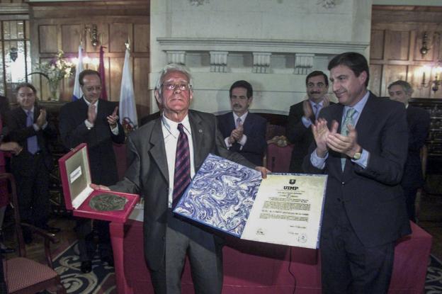 Benito Madariaga recibió en 2004 la Medalla de honor de la UIMP. :: DM