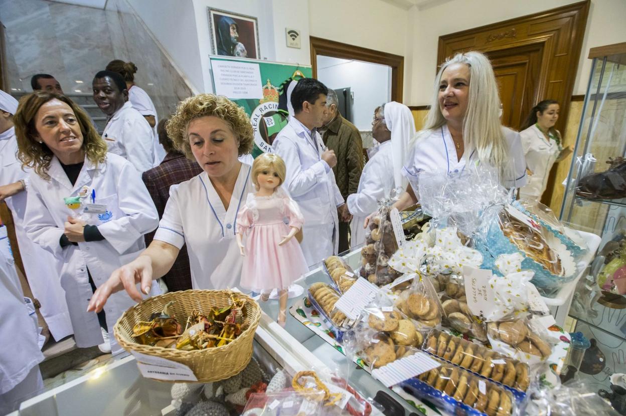 Voluntarios de la plantilla médica del hospital Santa Clotilde colaboran en el mercadillo. :: Roberto Ruiz