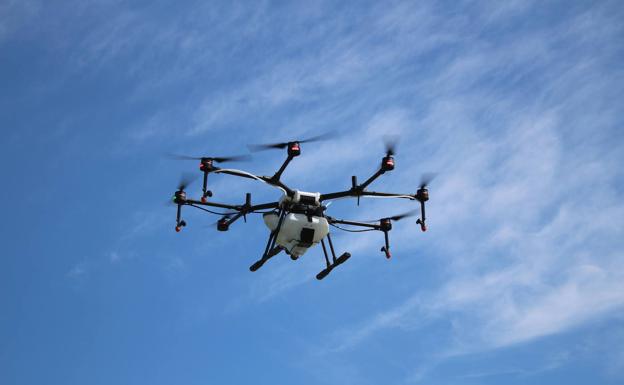 Un dron, en pleno vuelo. 