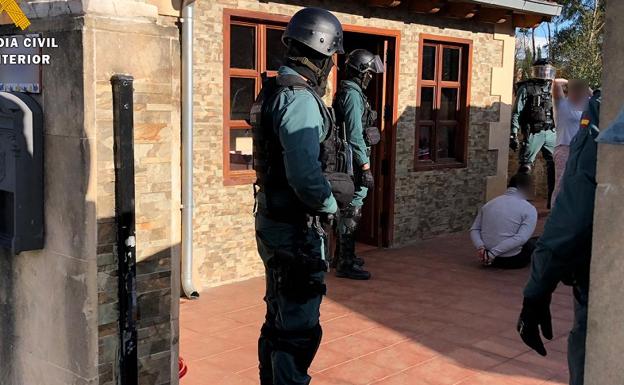 Momento de la detención del cabecilla en Cartes.