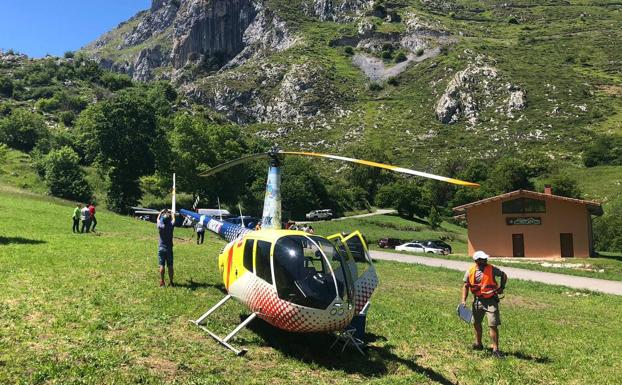 Imagen. Imagen del helicóptero que utilizó Calleja para sobrevolar Liébana durante el rodaje de su programa. 