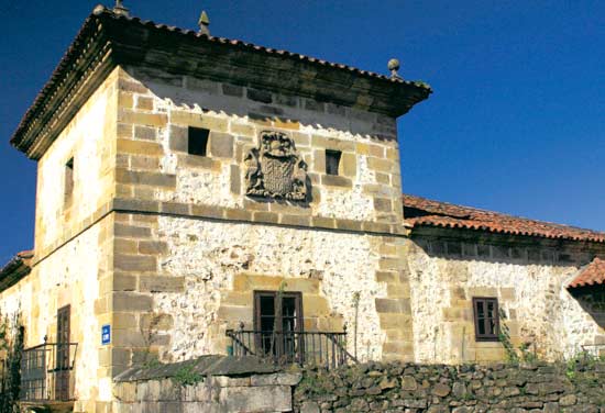 Imagen secundaria 1 - Palacio de Donadío, ubicado en la plaza de La Colina. Casa del Patriarca, construcción señorial del siglo XVII. Viviendas del municipio de Selaya.