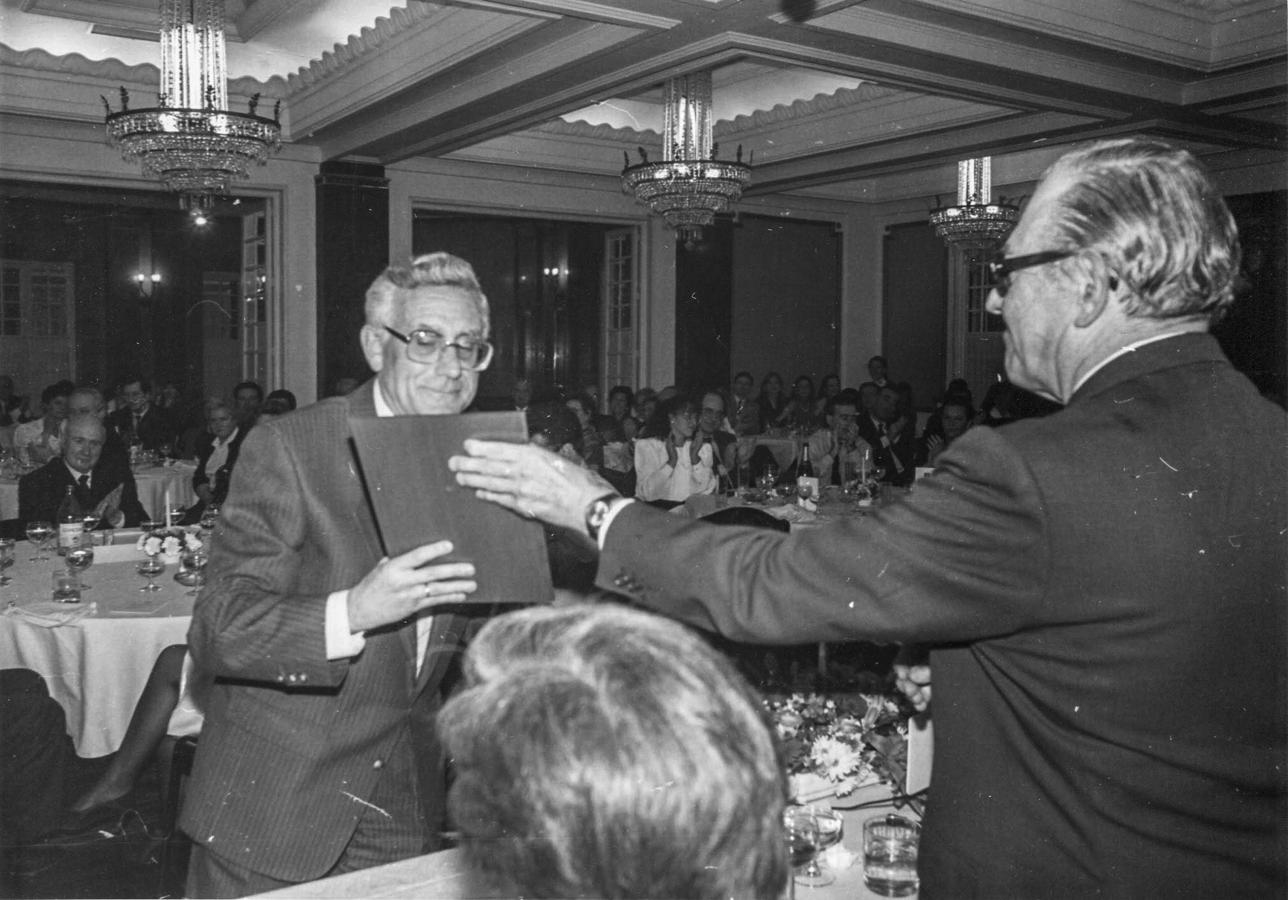 Febrero de 1991. Recibe el premio Montañés del Año del Ateneo.