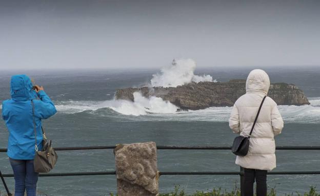 Olas de más de nueve metros y fuertes vientos activan la alerta roja en Cantabria