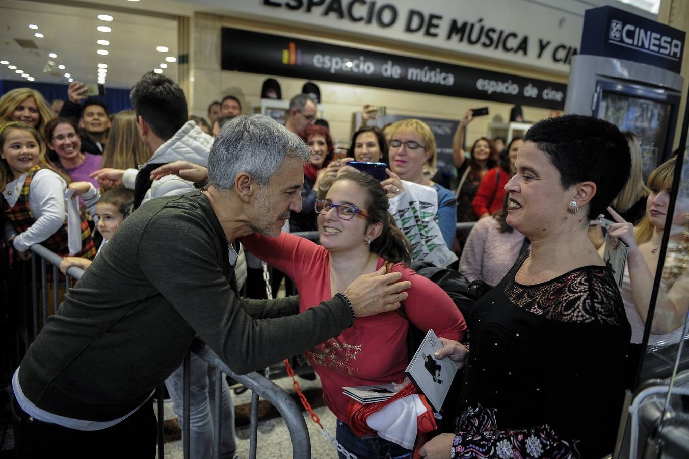 Centenares de personas ocuparon la primera planta de El Corte Inglés para acudir a la firma de discos de Sergio Dalma. Desde primera hora de la tarde, fans del artista, mayoritariamente mujeres, hicieron cola para asegurarse una dedicatoria y una foto con el cantante