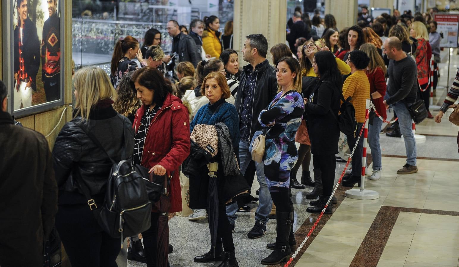 Centenares de personas ocuparon la primera planta de El Corte Inglés para acudir a la firma de discos de Sergio Dalma. Desde primera hora de la tarde, fans del artista, mayoritariamente mujeres, hicieron cola para asegurarse una dedicatoria y una foto con el cantante