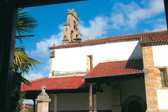 Imagen principal - Iglesia de San Juan Bautista, en Selaya. Santuario de Nuestra Señora de Valvanuz, cuya construcción data de finales del siglo XVII. Viacrucis de Selaya.