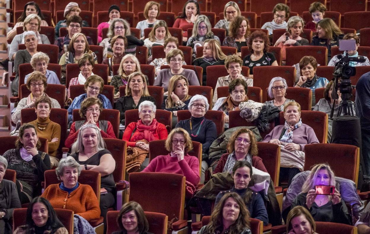  Sesión. Representantes de asociaciones que participan del Consejo de la Mujer, ayer en el Palacio de Festivales. :