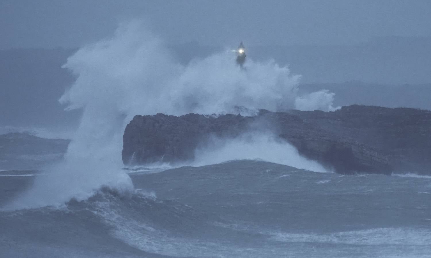 Olas rompiendo en la Isla de Mouro.