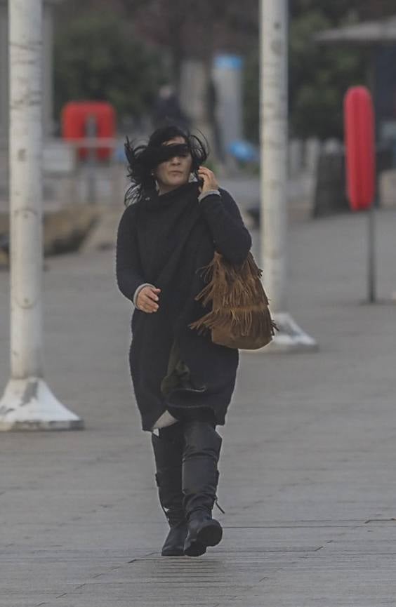 Fuertes rachas de viento en Santander, este viernes por la mañana.