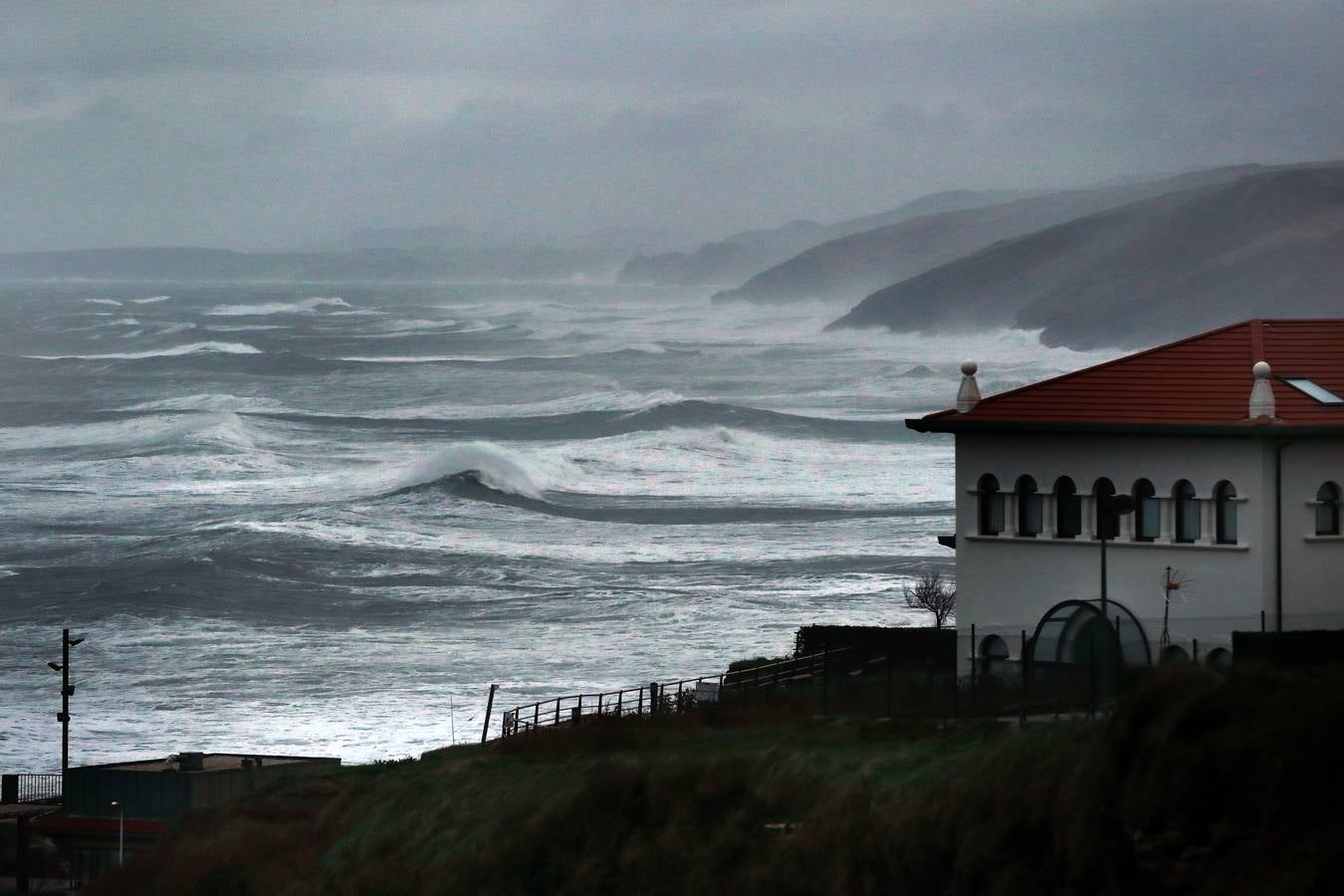 Mar embravecido en Comillas.