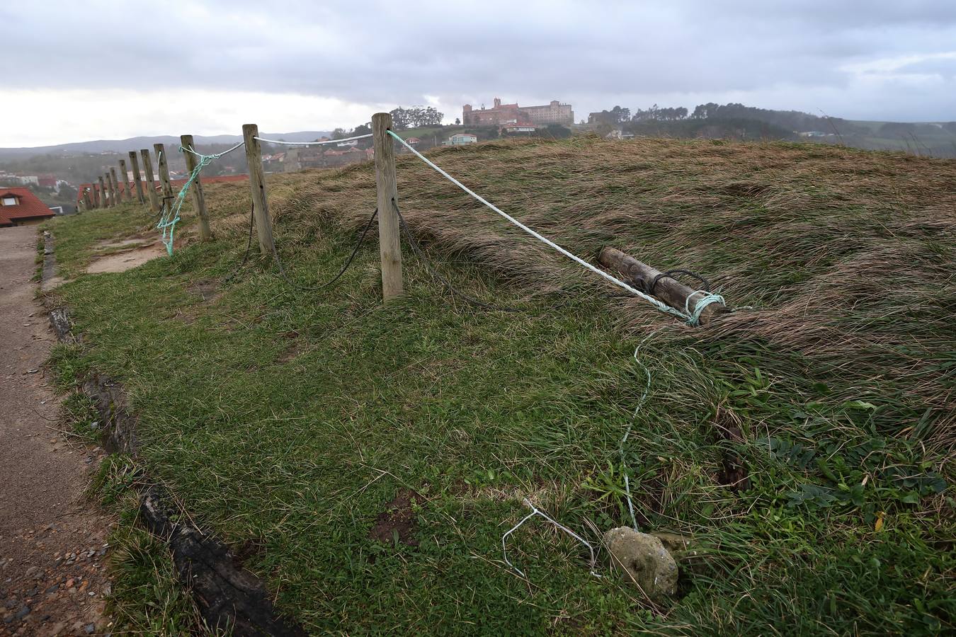 Postes derribados por el viento en Comillas.