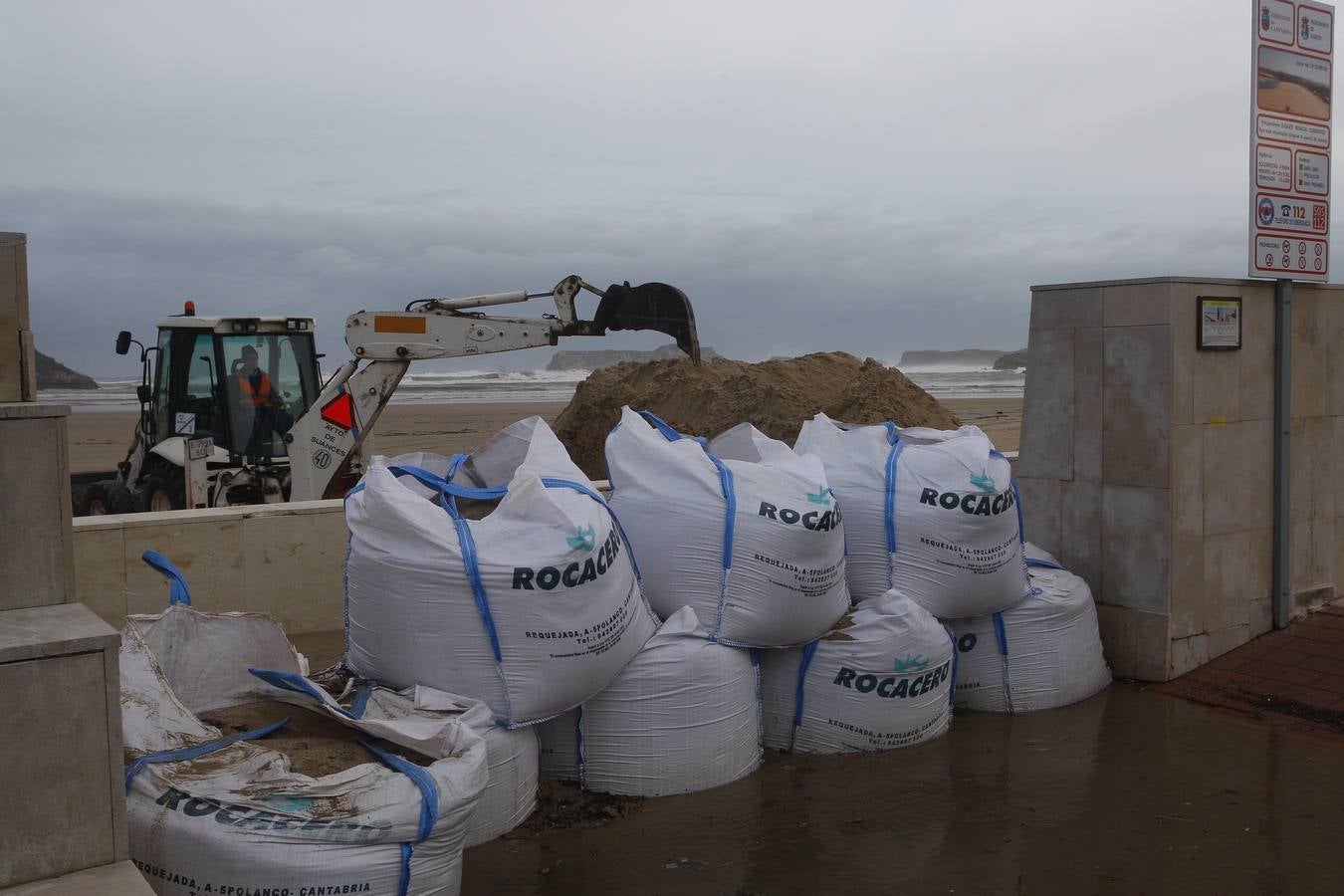 Sacos de arena para evitar la entrada del agua en las casas en Suances.