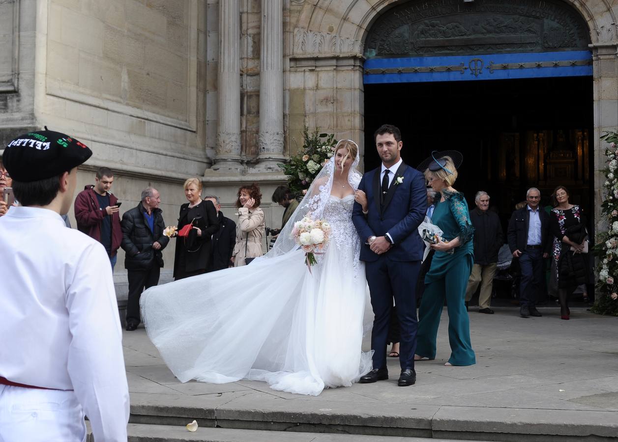 El golfista vasco Jon Rahm y la estadounidense Kelley Cahill se dieron el 'sí, quiero' en la Basílica de Nuestra Señora de Begoña de Bilbao