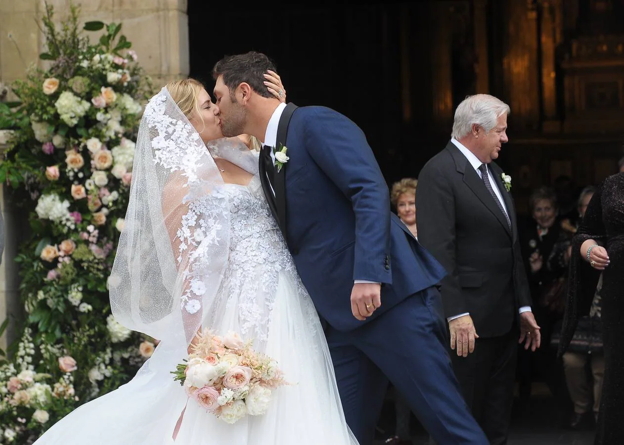 El golfista vasco Jon Rahm y la estadounidense Kelley Cahill se dieron el 'sí, quiero' en la Basílica de Nuestra Señora de Begoña de Bilbao