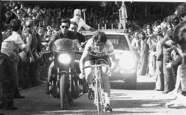 Imagen. Alberto Fernández, ciclista del Teka, en acción en una de las etapas de montaña de la Vuelta Ciclista al País Vasco de 1980.