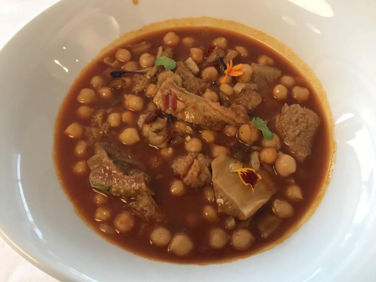 Potaje de garbanzos con callos. 