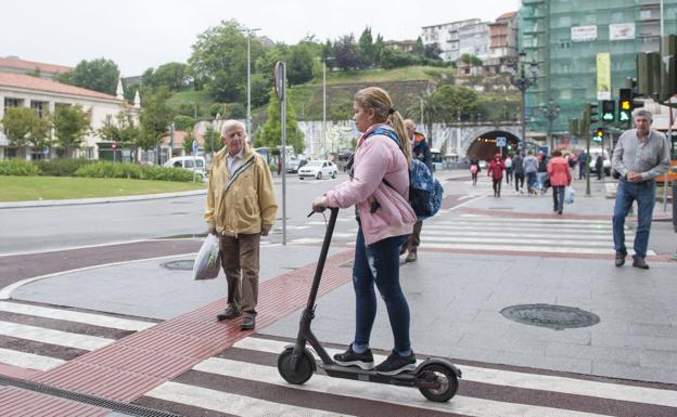 Patinete eléctrico circula por Santander. 