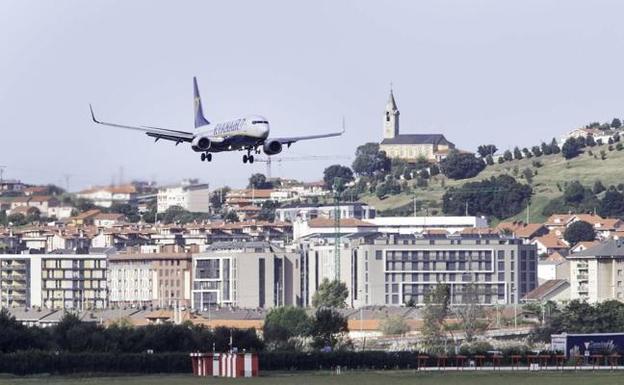 Ryanair cambia el horario del avión que daba vueltas mientras hacía tiempo para aterrizar