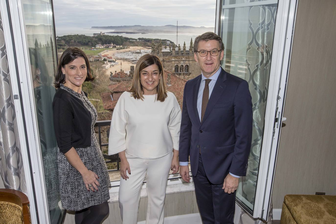 Gema Igual y María José Saenz de Buruaga, con el presidente de la Xunta esta mañana en el Hotel Real.