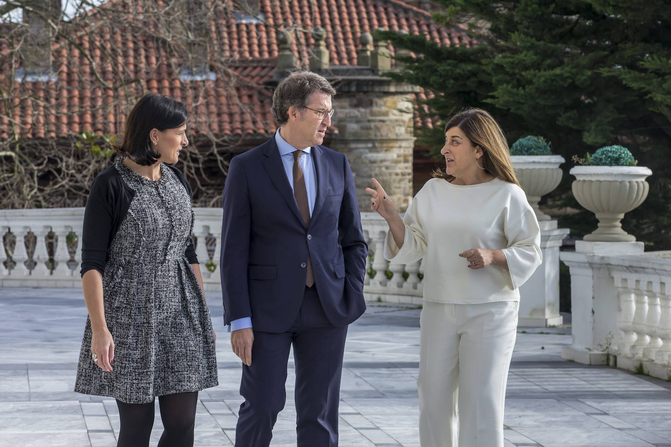 Alberto Núñez Feijóo se reunió con la presidenta del PP cántabro, María José Sáenz de Buruaga, y con la alcaldesa de Santander, Gema Igual. 