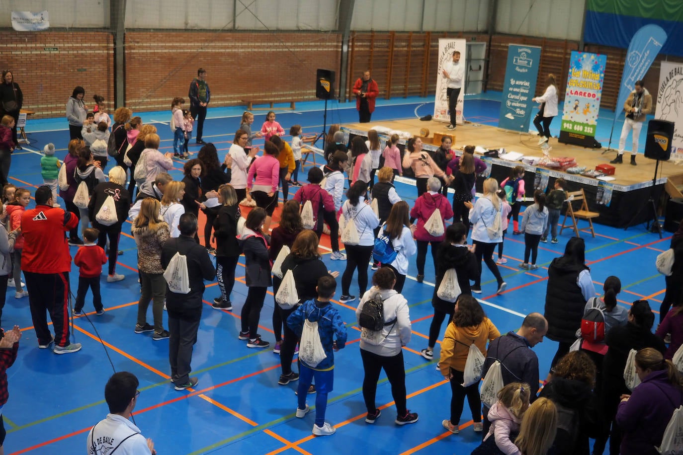 Decenas de personas han participado en la II Marcha Popular Solidaria de Bárcena de Cicero a favor de la asociación Buscando Sonrisas. La prueba, apta para toda la familia, ha transcurrido por 4.5 kilómetros del municipio, con salida y llegada en el polideportivo de Cicero.