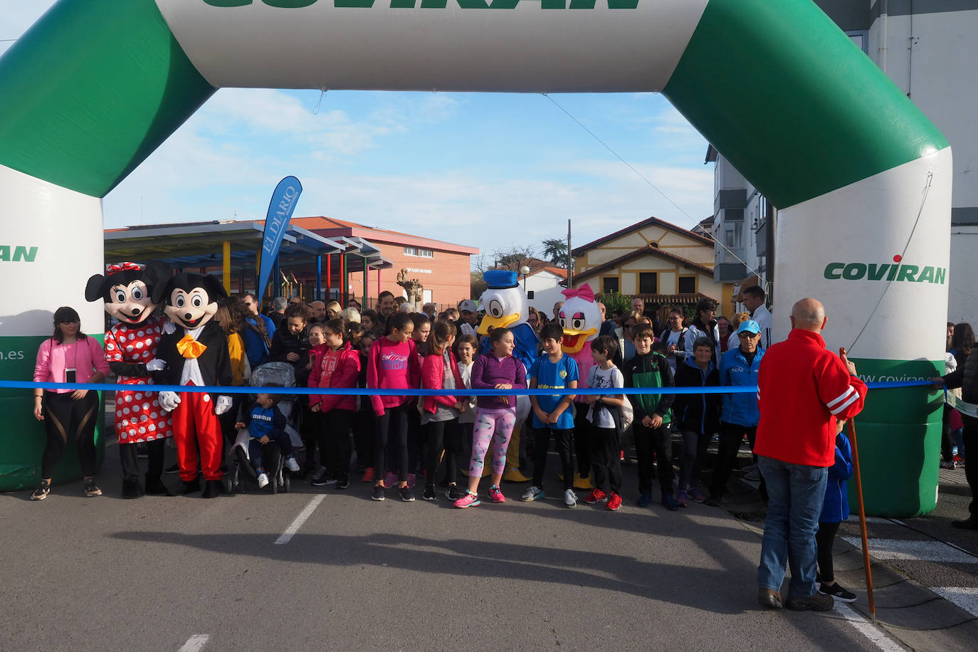 Decenas de personas han participado en la II Marcha Popular Solidaria de Bárcena de Cicero a favor de la asociación Buscando Sonrisas. La prueba, apta para toda la familia, ha transcurrido por 4.5 kilómetros del municipio, con salida y llegada en el polideportivo de Cicero.