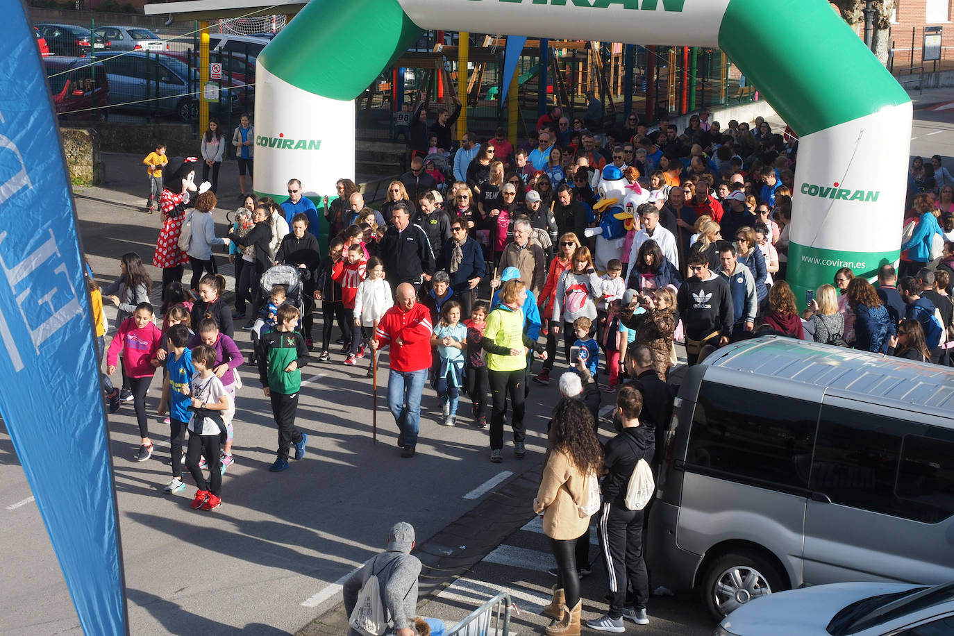 Decenas de personas han participado en la II Marcha Popular Solidaria de Bárcena de Cicero a favor de la asociación Buscando Sonrisas. La prueba, apta para toda la familia, ha transcurrido por 4.5 kilómetros del municipio, con salida y llegada en el polideportivo de Cicero.