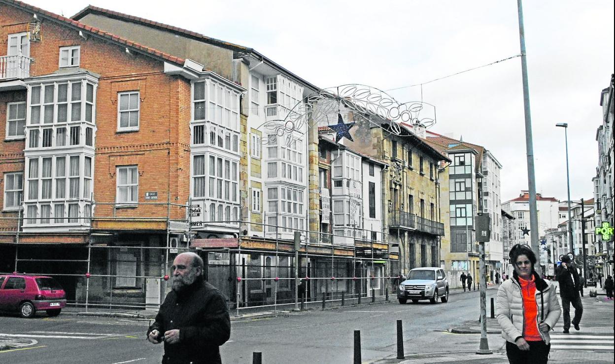 Edificios afectados por daños estructurales en la avenida Puente de Carlos III de Reinosa.