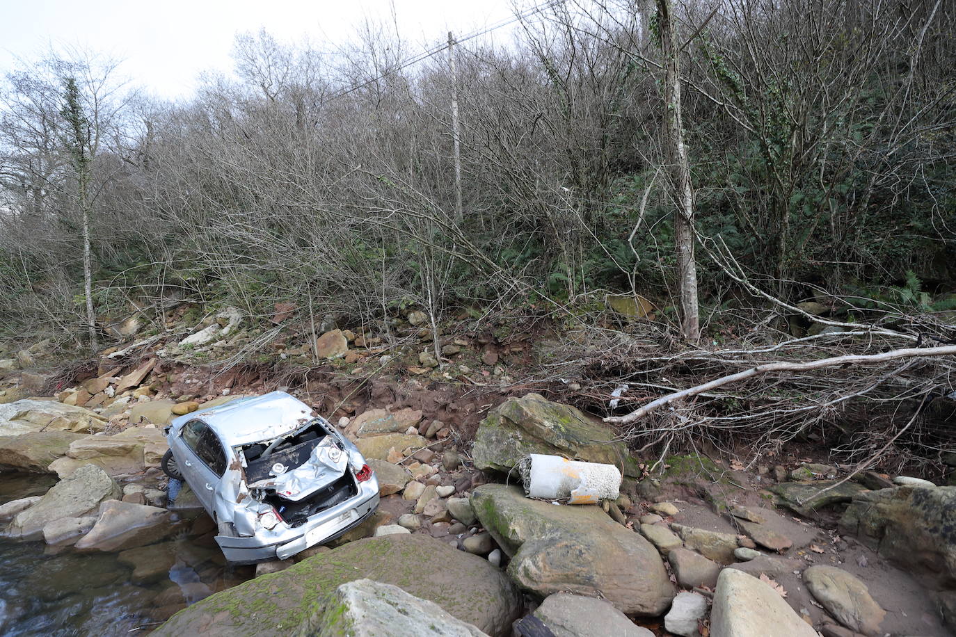 El vehículo cayó durante la madrugada en la carretera entre Cabezón de la Sal y Ruente, quinientos metros más arriba del Puente Santa Lucía