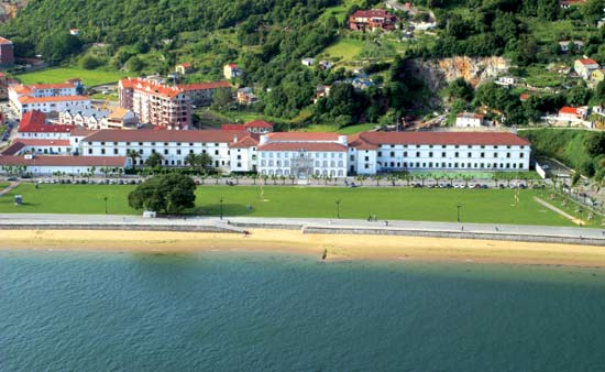 Paseo marítimo y playa de San Martín de Santoña.