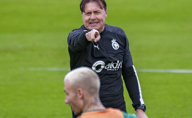 Cristóbal da una orden a Alexis durante un entrenamiento.