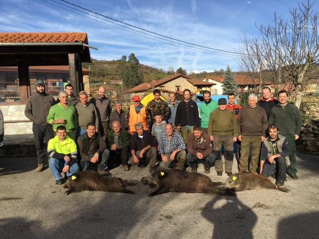 Integrantes de la cuadrilla 91, de Molledo, dirigida por Alberto Villegas, con los tres jabalíes cazados en Montequemao. 