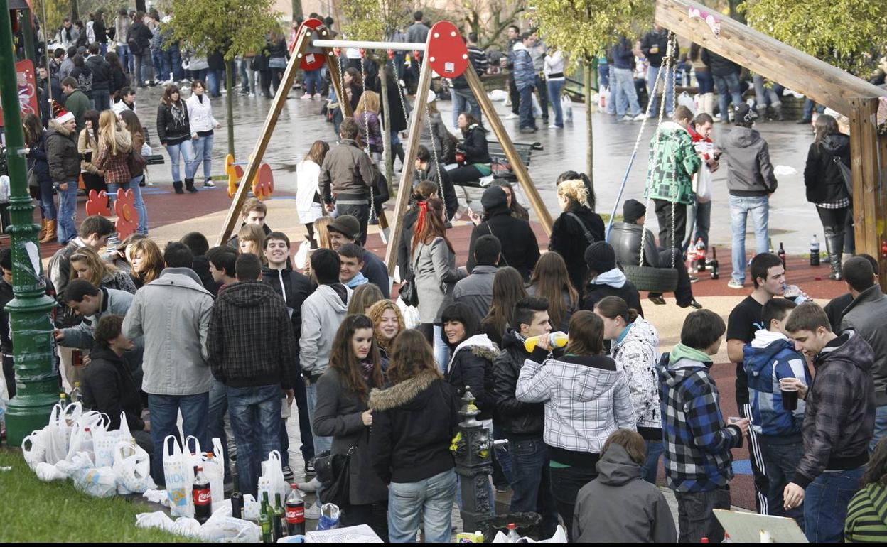 Jóvenes reunidos en el parque de La Teja durante la 'champanada'.