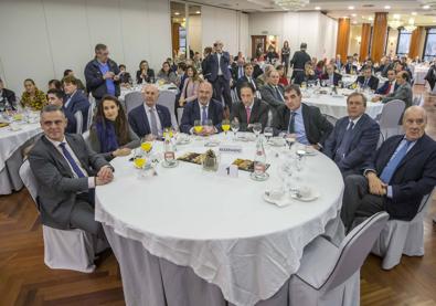 Imagen secundaria 1 - Imágenes del Foro Económico en el Hotel Bahía.