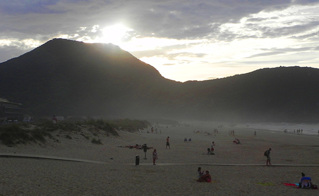 El monte Brusco, visto desde la playa de Berria