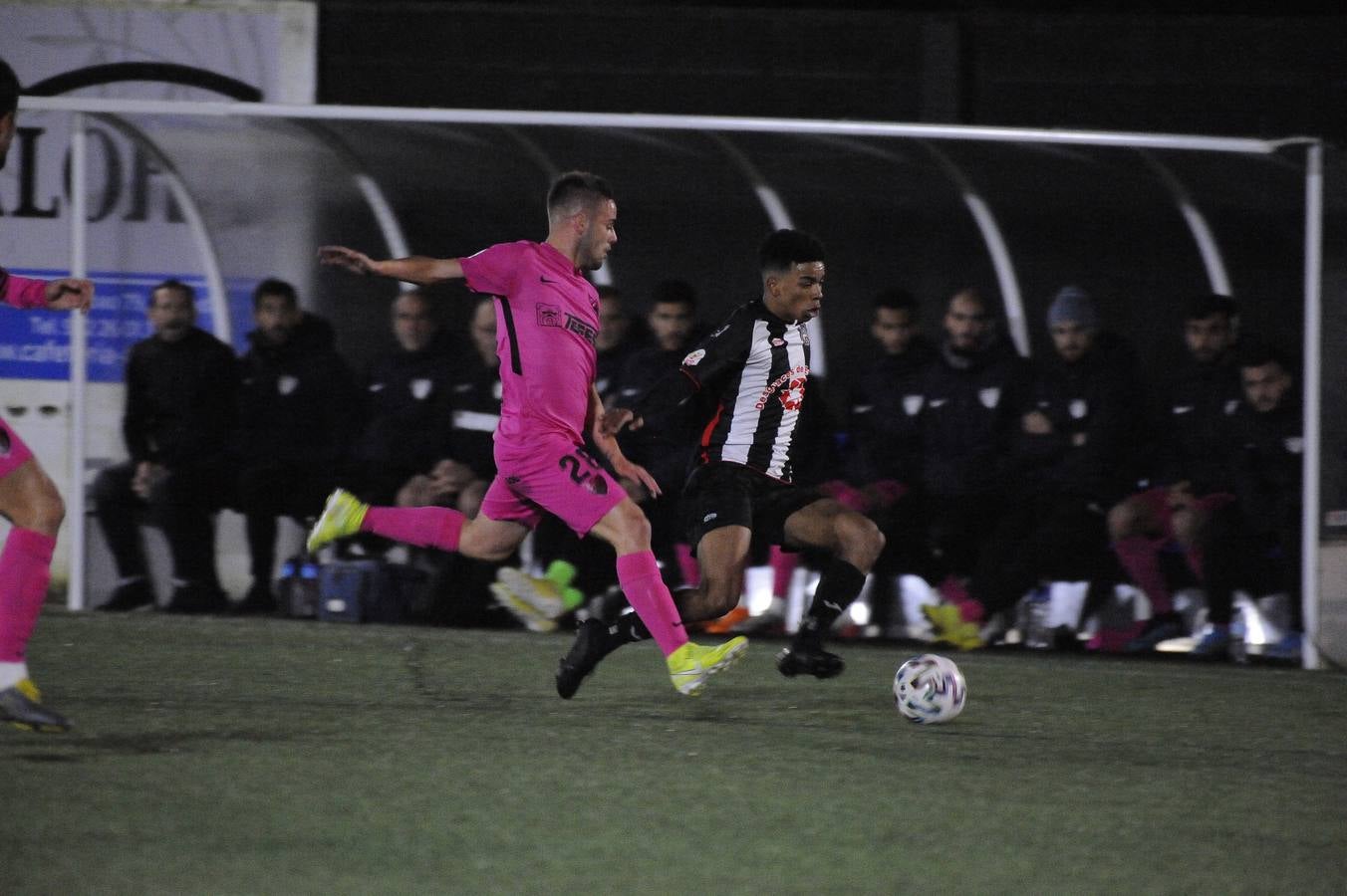 El Escobedo acaba de protagonizar su gesta. Los camargueses han apeado al Málaga de la Copa en un gran partido de los de Pablo Casar, que con un claro 2-0 se han deshecho de un equipo de Segunda en el Eusebio Arce.