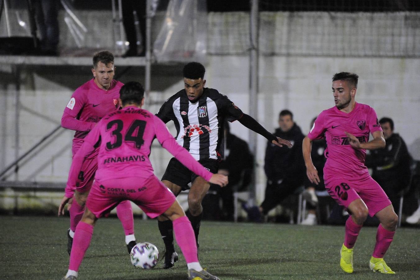 El Escobedo acaba de protagonizar su gesta. Los camargueses han apeado al Málaga de la Copa en un gran partido de los de Pablo Casar, que con un claro 2-0 se han deshecho de un equipo de Segunda en el Eusebio Arce.