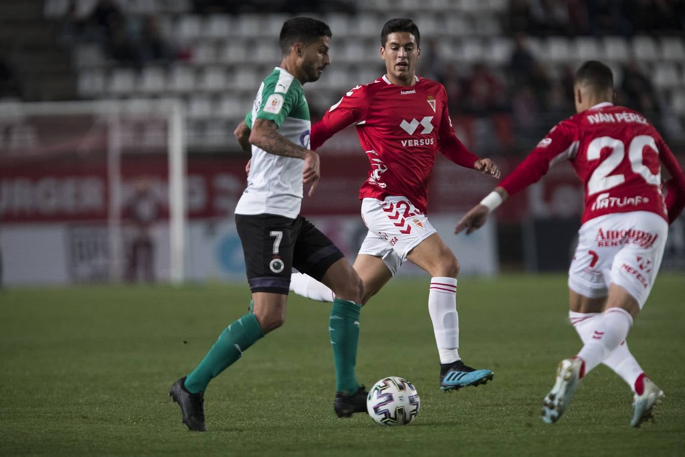 El Racing ofrece una pobre imagen en Murcia y cae derrotado también en Copa del Rey. Los menos habituales tampoco aprovecharon su oportunidad frente a un rival de Segunda B que se tomó más en serio la competición