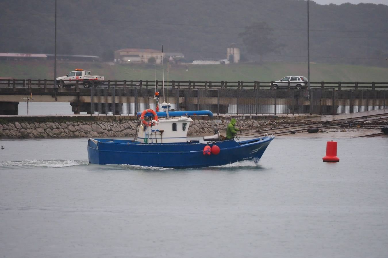 Fotos: Dispositivo en el puerto de Santoña por el hallazgo del cadáver de una niña