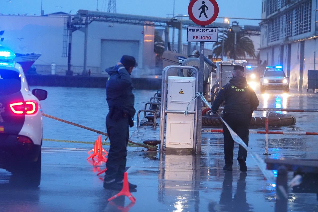 Fotos: Dispositivo en el puerto de Santoña por el hallazgo del cadáver de una niña