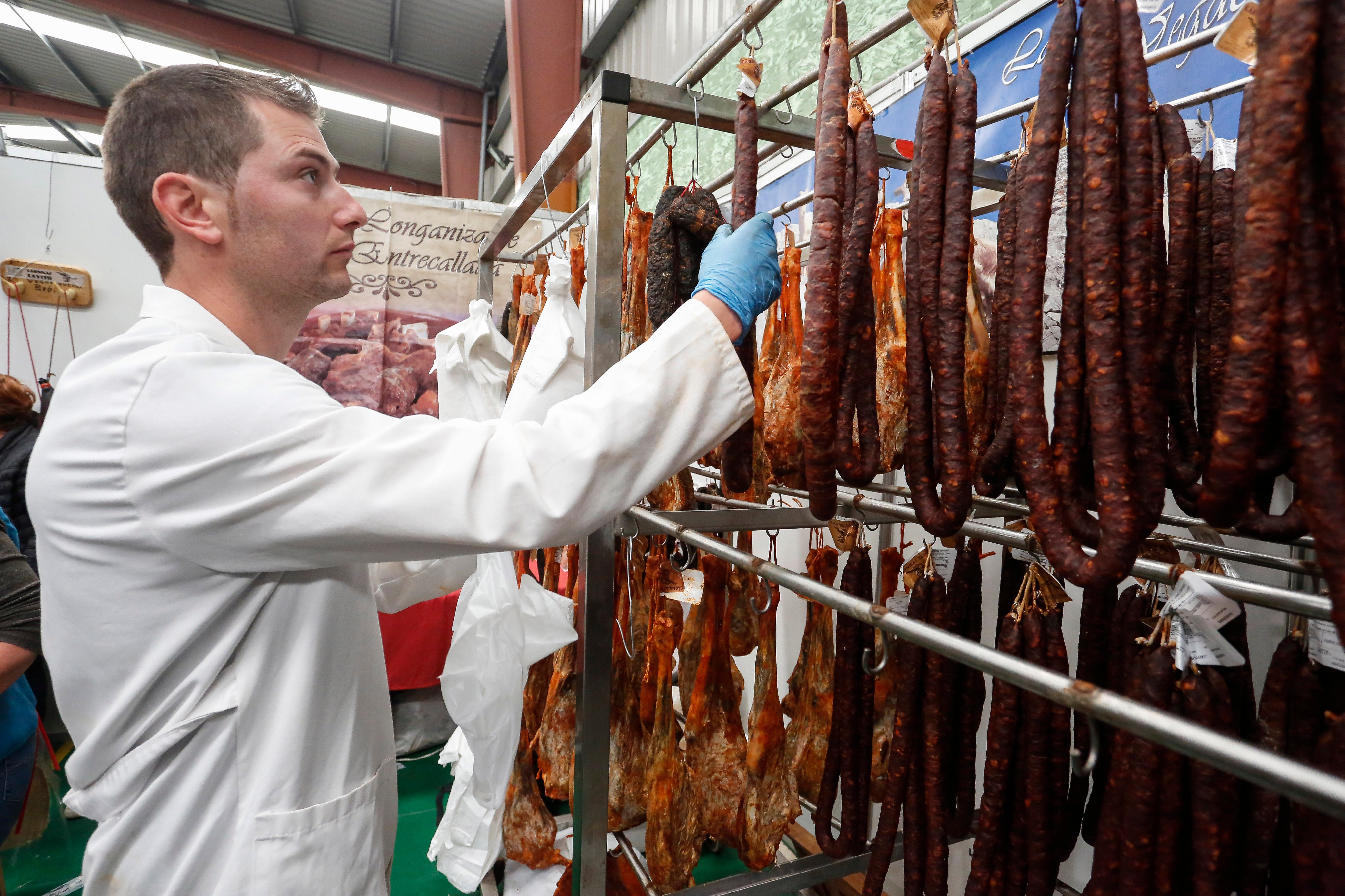 Recorremos recorre la provincia castellana para descubrir lo que esconden los productos de León avalados con un sello de calidad, en esta parada conocemos uno de los manjares más reconocidos de esta provincia, el embutido centrándonos en el producto por excelencia de la zona de Vegacervera y en el del territorio de Picos de Europa