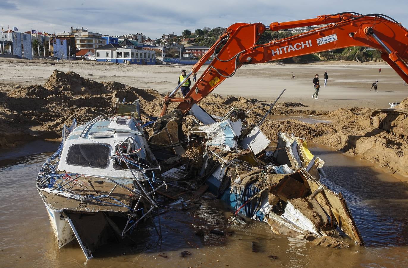 Los trabajadores de Demoliciones Submarinas trataron de sacarlo entero de la arena de la playa de Suances donde quedó enterrado, pero al no poder optaron por desmonta el navío por piezas