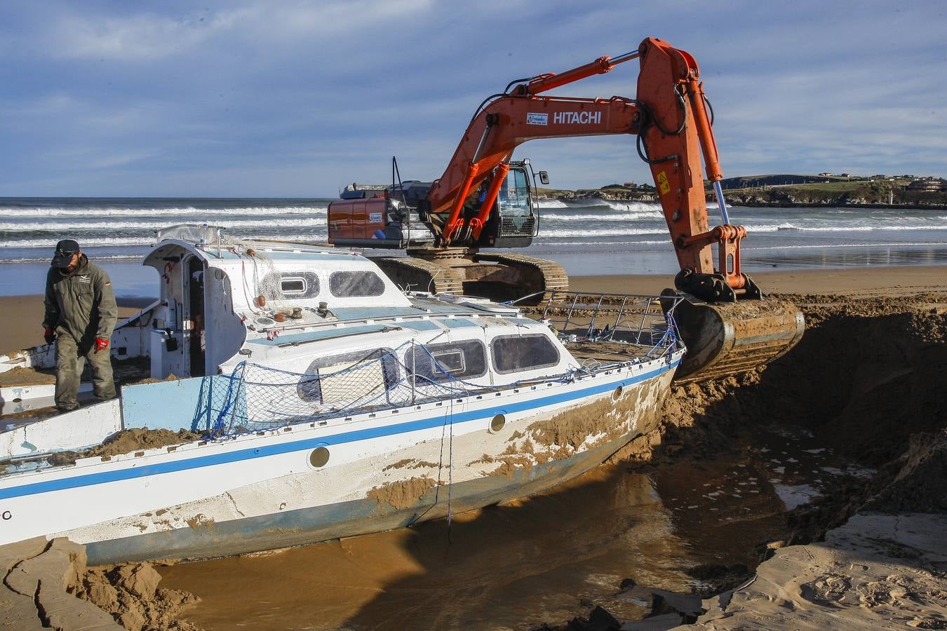 Los trabajadores de Demoliciones Submarinas trataron de sacarlo entero de la arena de la playa de Suances donde quedó enterrado, pero al no poder optaron por desmonta el navío por piezas