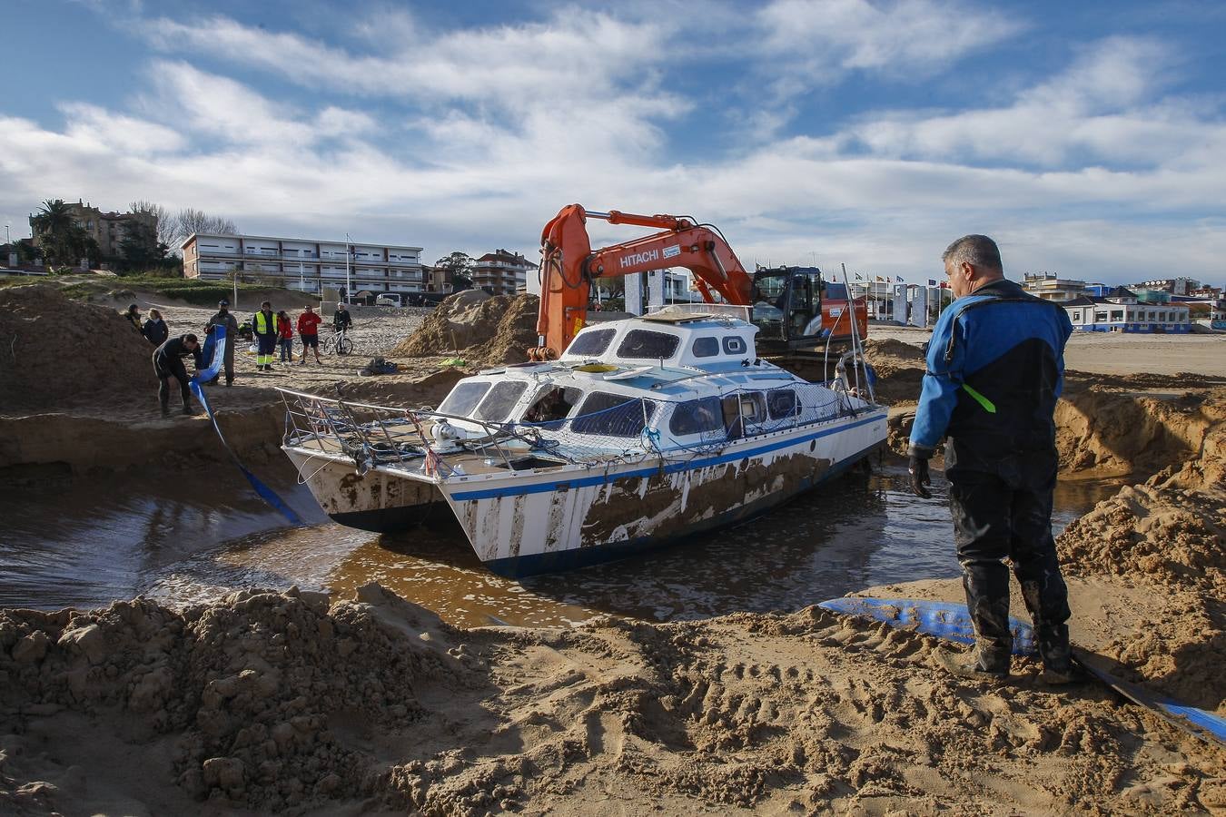 Los trabajadores de Demoliciones Submarinas trataron de sacarlo entero de la arena de la playa de Suances donde quedó enterrado, pero al no poder optaron por desmonta el navío por piezas