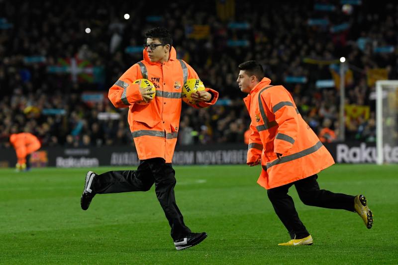 Recogepelotas del Barcelona retiran del campo los balones con el mensaje 'Sit and talk'