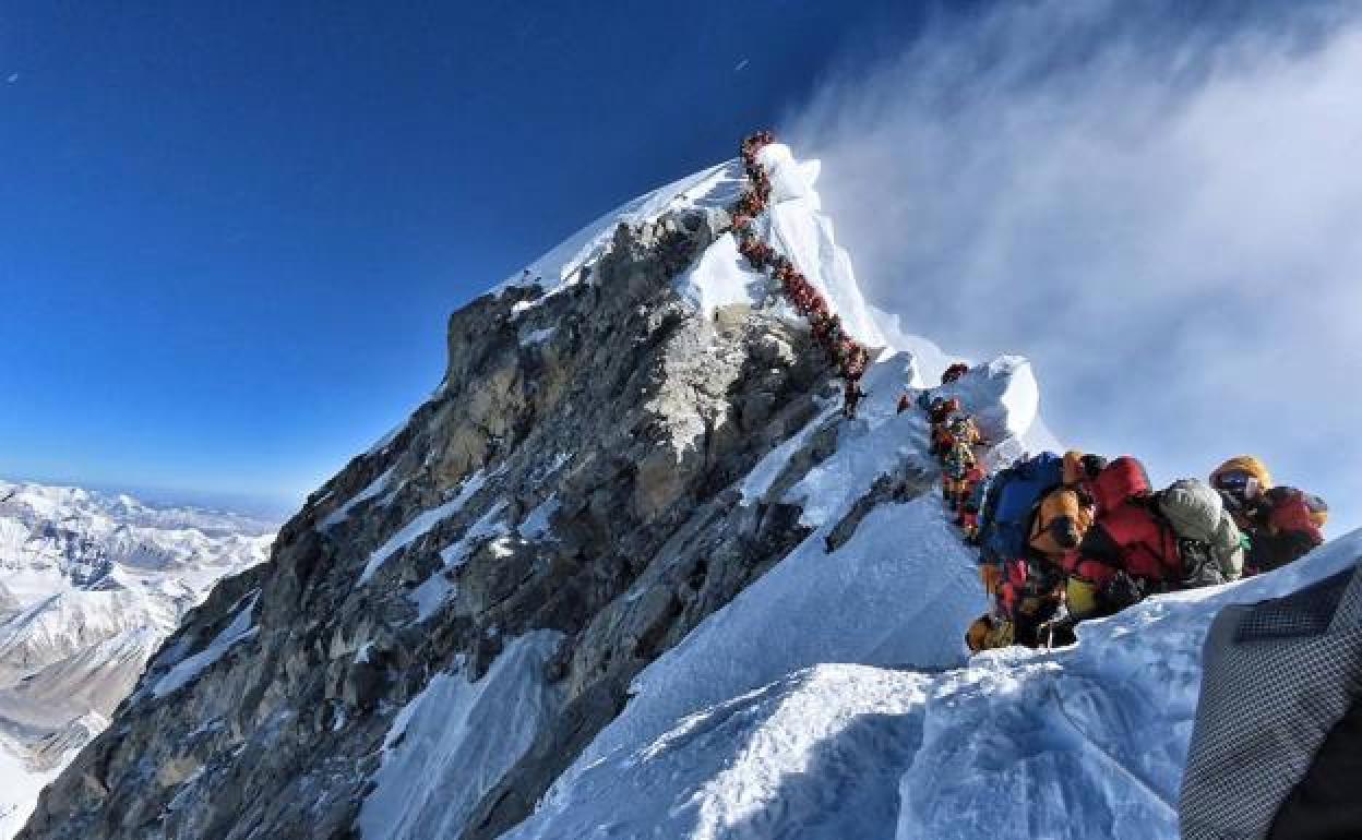 La cumbre del Everest, masificada. 