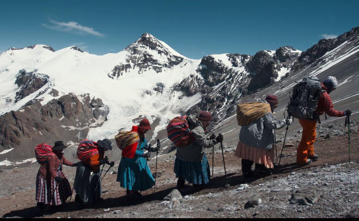 Las 'cholitas' llevan el atuendo tradicional de la mujer de La Paz, que consiste en los zapatos, las enaguas, la pollera (falda), la manta el sombrero y las joyas. El sombrero se ha modificado con el tiempo.