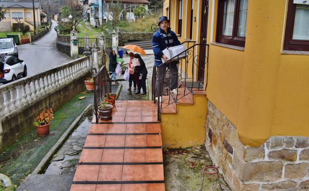 Los vecinos del Calero han comenzado a regresar a sus hogares 11 meses después de que fueran desalojados por un corrimiento de tierras.